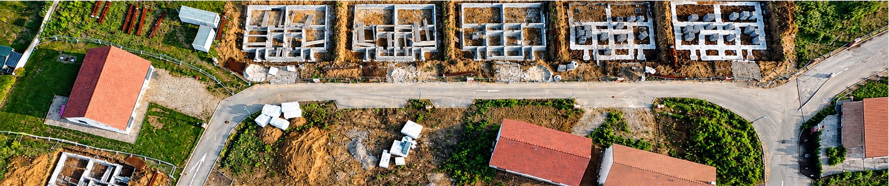 Vue aérienne du lotissement : soubassements de maisons individuelles en cours