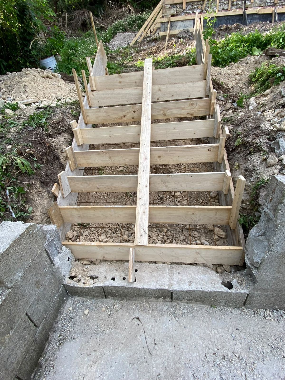 Coffrage bois d'un escalier extérieur avec treillis soudé sur hérisson