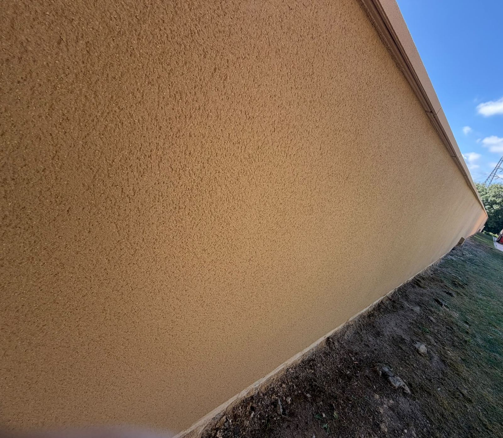 Façade enduite, finition talochée de teinte ocre