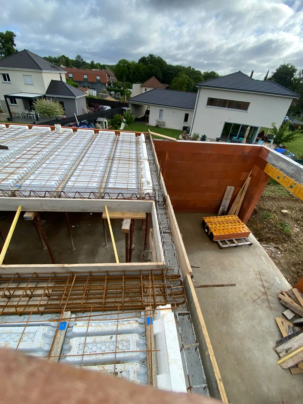 Plancher poutrelles et hourdis polystyrène avec ferraillage, étais en dessous