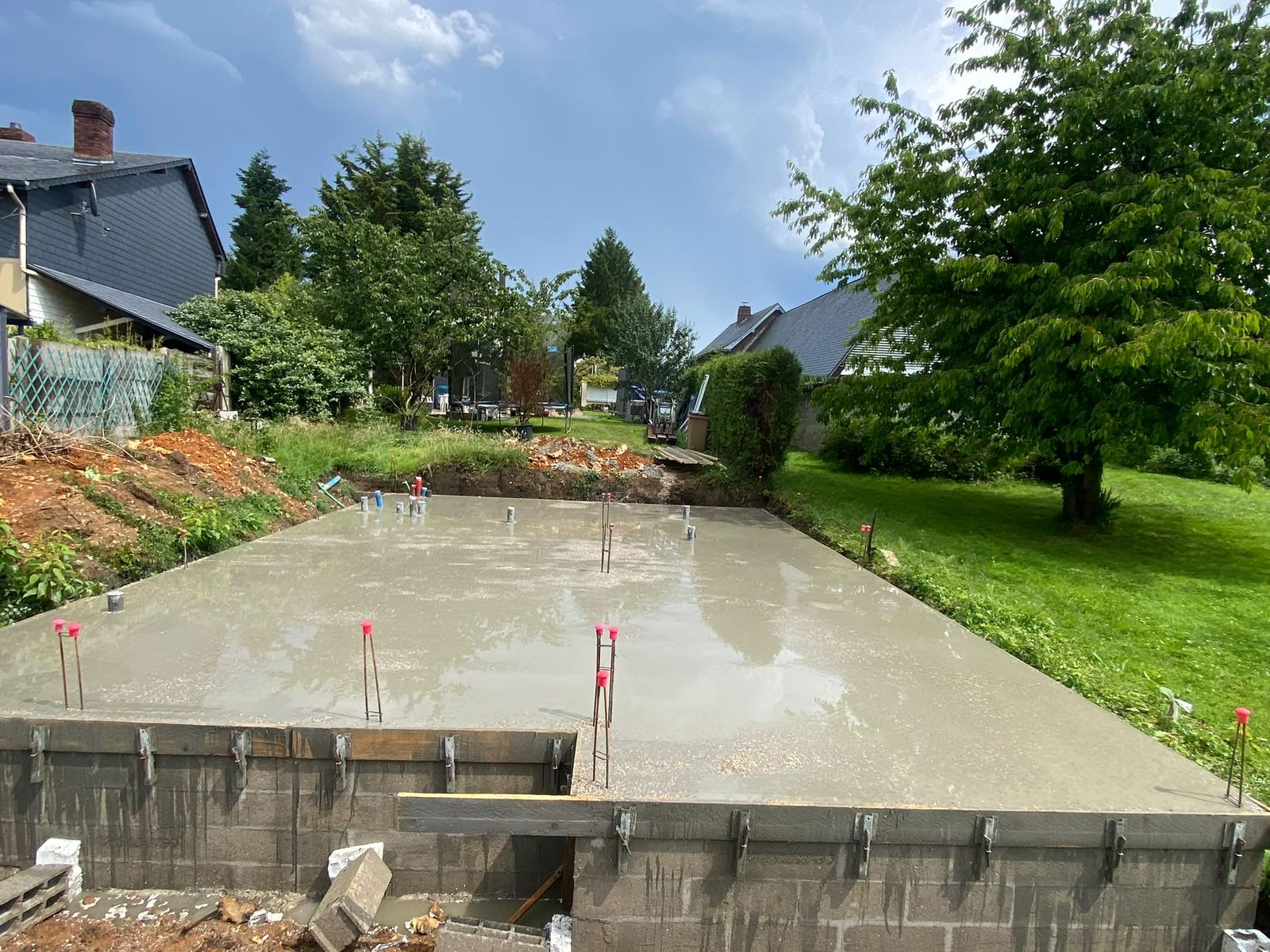 Après : dalle béton coulée sur le soubassement