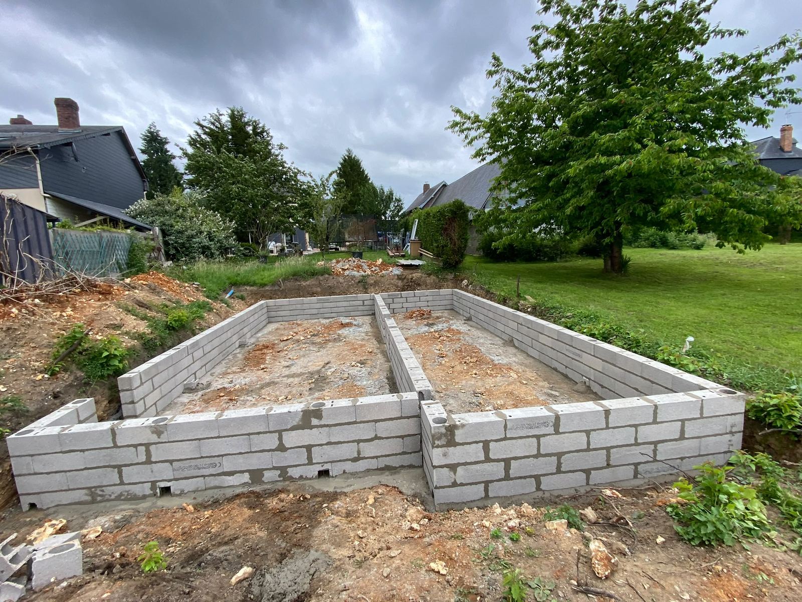 Avant : murs de soubassement en blocs béton